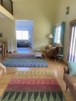 智能电视、壁炉、乒乓球、书