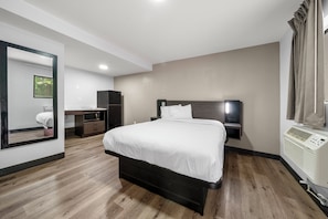 Economy Studio | Private kitchen | Microwave, stovetop - Southern Suites Carrollton (Carrollton)
