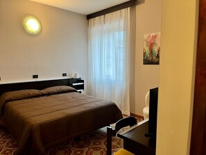 Chambre simple de base | Coffre-fort, bureau, accès au Wi-Fi (inclus)