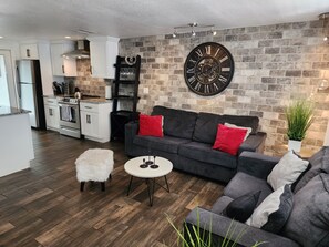 Living area - Hyde Park cozy "Chic Rustic" apartment 1 Mile from downtown - Private backyard (Tampa)