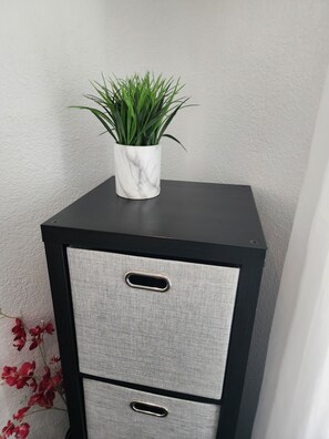 Interior - Hyde Park cozy "Chic Rustic" apartment 1 Mile from downtown - Private backyard (Tampa)