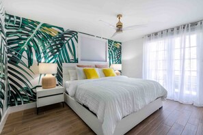 4 habitaciones, escritorio y tabla de planchar con plancha 