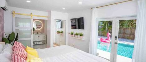 4 bedrooms, desk, iron/ironing board, travel crib