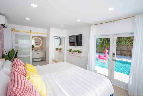 Flamingo Retreat Steps to Downtown Pool home