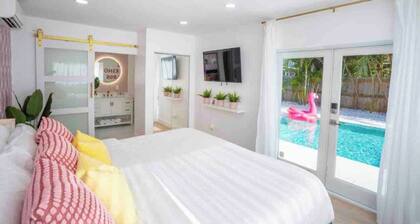 Flamingo Retreat Steps to Downtown Pool home