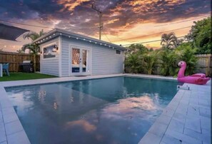 Una piscina al aire libre, una piscina climatizada