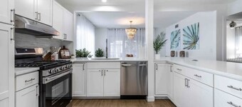 Flamingo Villa / 4BR walk to downtown 