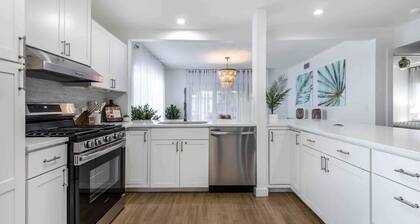 Flamingo Villa / 4BR walk to downtown