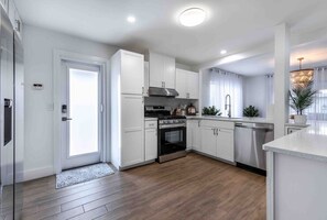 Køleskab, mikrobølgeovn, ovn, kogeplade