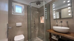 Shower, hair dryer, towels, soap - Aurelia Home offers you comfort and charm close to the beach (Finikounda)