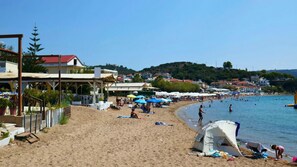 Perto da praia, espreguiçadeiras 