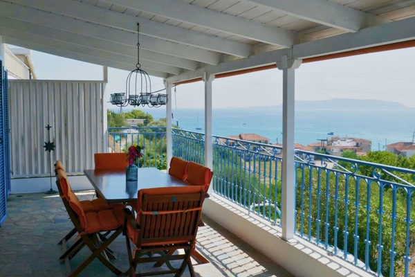 Aurelia Home - die überdachte Terrasse mit Meerblick.
