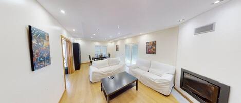 Smart-TV, Kamin, Stereoanlage, Drucker