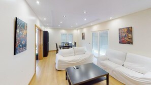 スマートテレビ、暖炉、ステレオ、プリンター