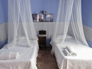 8 bedrooms, WiFi, bed sheets