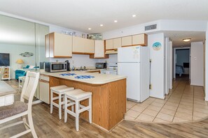 Fridge, microwave, oven, stovetop - OCEAN & BAY VIEWS!  With pool too!
Thurs-Sun, Sun-Thurs or Sun-Sun/Thurs-Thurs (Ocean City)