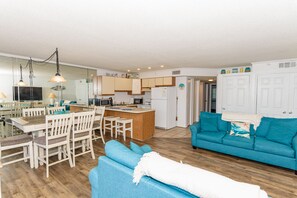 Smart TV - OCEAN & BAY VIEWS!  With pool too!
Thurs-Sun, Sun-Thurs or Sun-Sun/Thurs-Thurs (Ocean City)