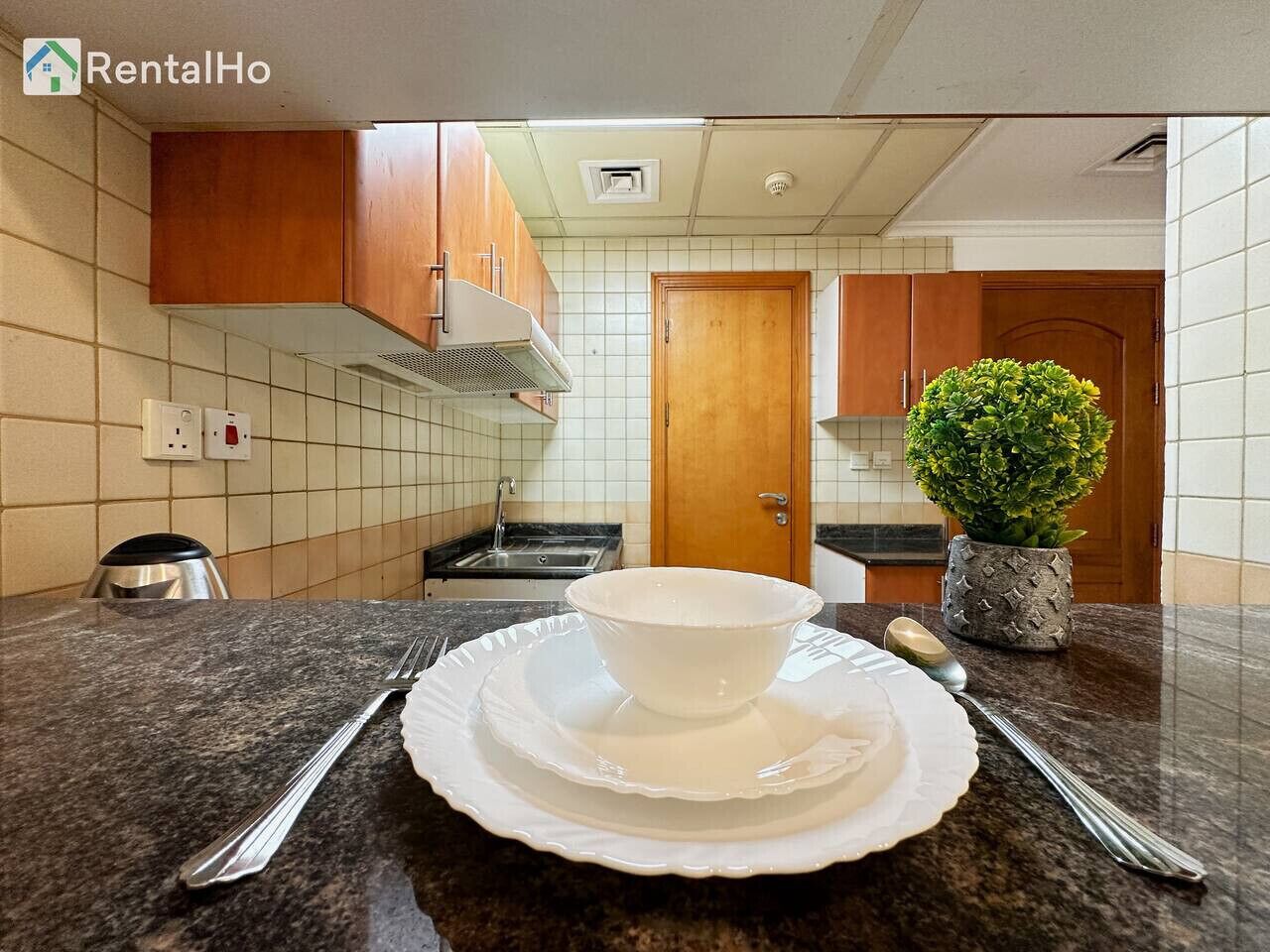 Een koelkast, een oven, een kookplaat, een koffiezetapparaat/waterkoker