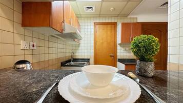 Een koelkast, een oven, een kookplaat, een koffiezetapparaat/waterkoker