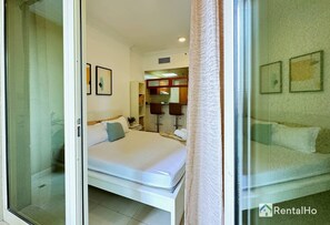 1 bedroom, desk, iron/ironing board, WiFi - Quiet Studio w/ Balcony & RoofTop Pool in Marina
 (Dubai Marina)