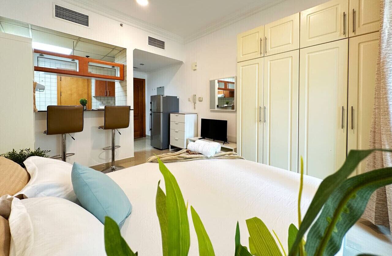 1 dormitorio, escritorio, tabla de planchar con plancha y wifi