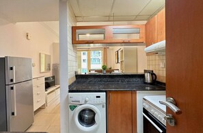 Een koelkast, een oven, een kookplaat, een koffiezetapparaat/waterkoker