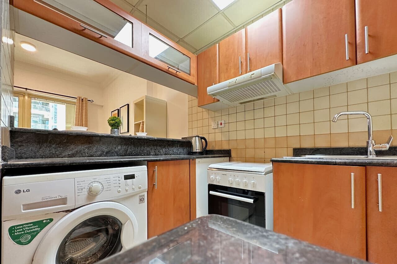 Een koelkast, een oven, een kookplaat, een koffiezetapparaat/waterkoker