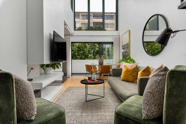 Grand-Apartment | Wohnbereich | 40-Zoll-Flachbildfernseher mit Kabelempfang, Netflix, Streaming-Dienste