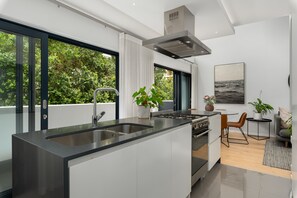 Grand Apartment | Private kitchen | Fridge, microwave, oven, stovetop - TenOnQ B6 (Cape Town)