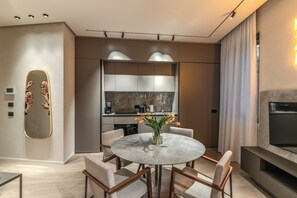 Apartament (1 Bedroom) | Cuina bàsica privada | Microones, forn, placa de cuina i rentaplats 