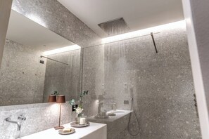 Apartemen (1 Bedroom) | Kamar mandi | Shower dan kloset