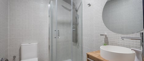 Baignoire, séchoir à cheveux, serviettes fournies