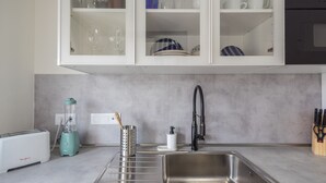 A modern kitchen with a stainless steel sink, a toaster, a blender, and a knife block. - Luxury Workfriendly Home - Far Ocean Views (Santa Lucía de Tirajana)