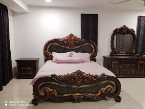 4 bedrooms, iron/ironing board, WiFi, bed sheets