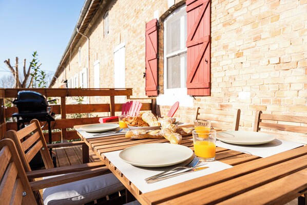 Outdoor dining - Grand T2 Familiale - Terrasse (Arles)