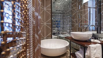 Superior Double Room | Bathroom | Hair dryer, towels, soap, shampoo