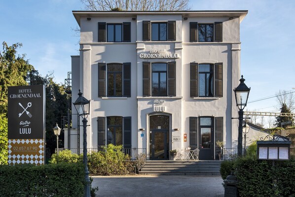 Un hôtel à deux étages, sur lequel on peut lire l’inscription « Hôtel Groenendaal ».