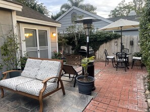 Outdoor dining - Private community Home, near to Beach and steps to pvt. community pool!  (Carpinteria)
