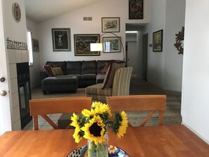 Smart TV, fireplace, books, computer monitors - Private community Home, near to Beach and steps to pvt. community pool! (Carpinteria)
