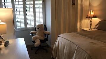 3 bedrooms, desk, iron/ironing board, WiFi