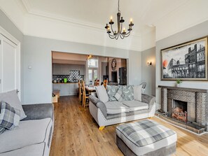 TV - 6 bedroom accommodation in Southport (Southport)