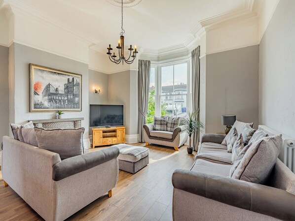 TV - 6 bedroom accommodation in Southport (Southport)