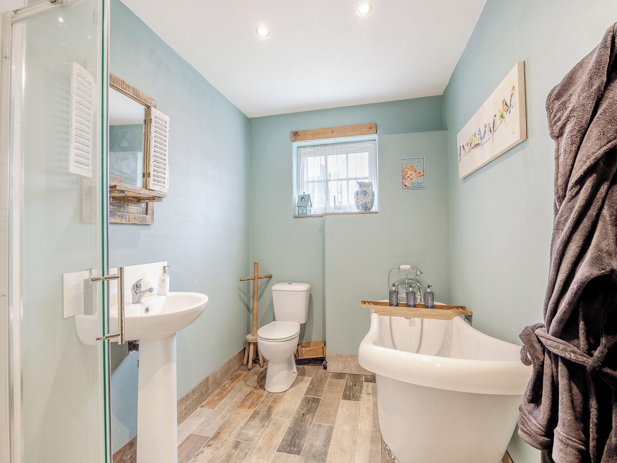 Une salle de bain avec une douche à parois de verre, des toilettes, un lavabo et une baignoire.