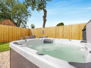Outdoor spa tub - 2 bedroom accommodation in Sloothby (Sloothby)