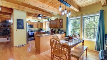 House (5 Bedrooms) | Interior