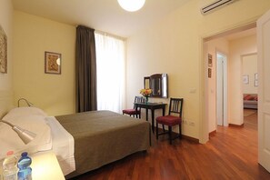 1 slaapkamer, een strijkplank/strijkijzer, wifi, beddengoed