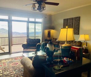 Una Smart TV, una chimenea