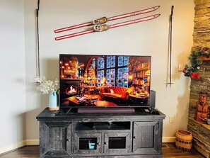 Televisión y chimenea 