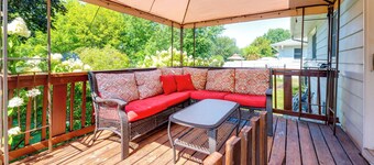 Pet-friendly Waterloo Abode w/ Deck!