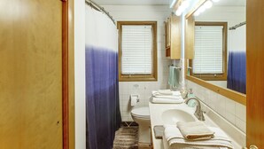 Une salle de bain avec une baignoire, des toilettes et un lavabo.